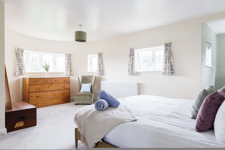 Room 2, Charming Beach Getaway - Spacious 4BR Sunny Garden, West Sussex