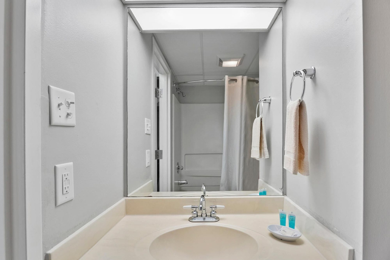 Bathroom 4, Second Floor Standard Suite Bay View, Cecil