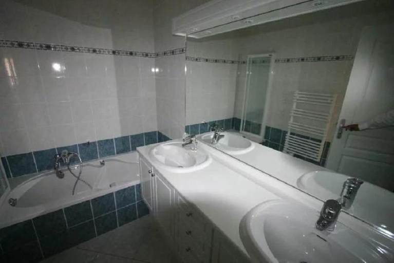 Bathroom 3, Jardin Florian, 8/10 rue Victor Cousin, Cannes, Alpes-Maritimes