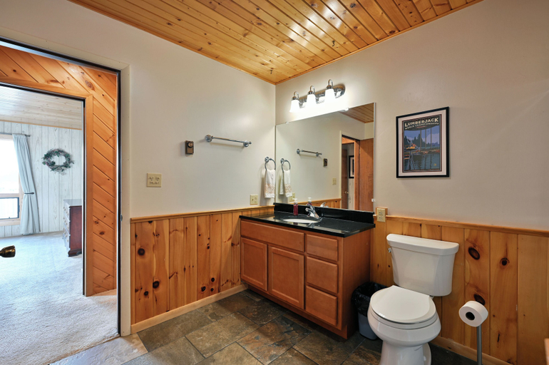 Bathroom 3, Kenny Lodge, Bayfield
