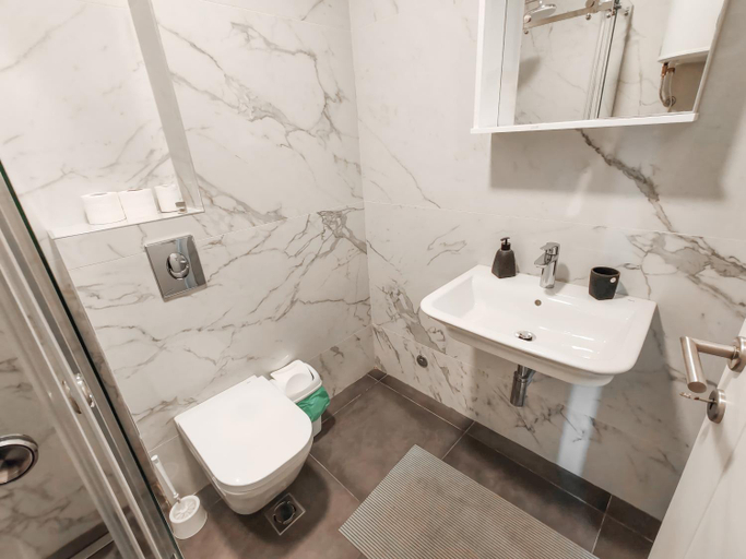 Bathroom 5, Majestic Tre Group Apartment