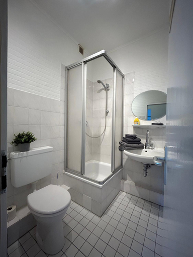 Bathroom 3, Gemutliche Ferienwohnung - voll ausgestattet, zentral aber ruhig !, Wuppertal