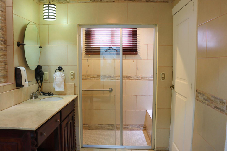 Bathroom 3, Hotel Victoriano, Tola