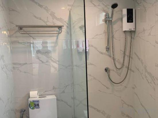 Bathroom 18