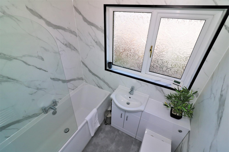 Bathroom 3, Morland House - East Kilbride, South Lanarkshire