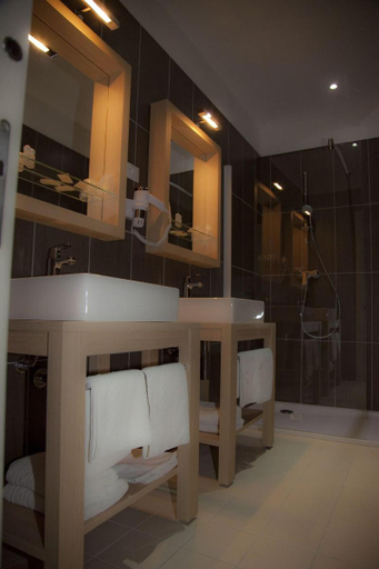 Bathroom 4, Hotel De Londres, Alpes-Maritimes