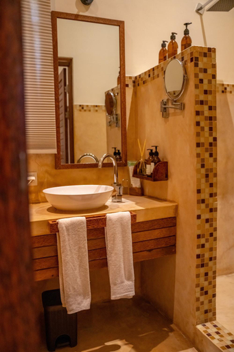 Bathroom 1, Jambiani Villas, Kusini