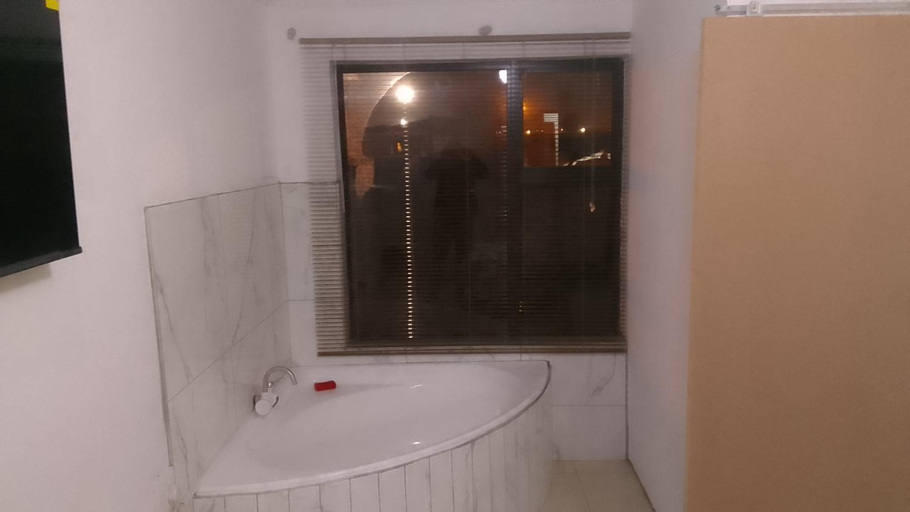 Bathroom, Thiwani Guest House, Ekurhuleni