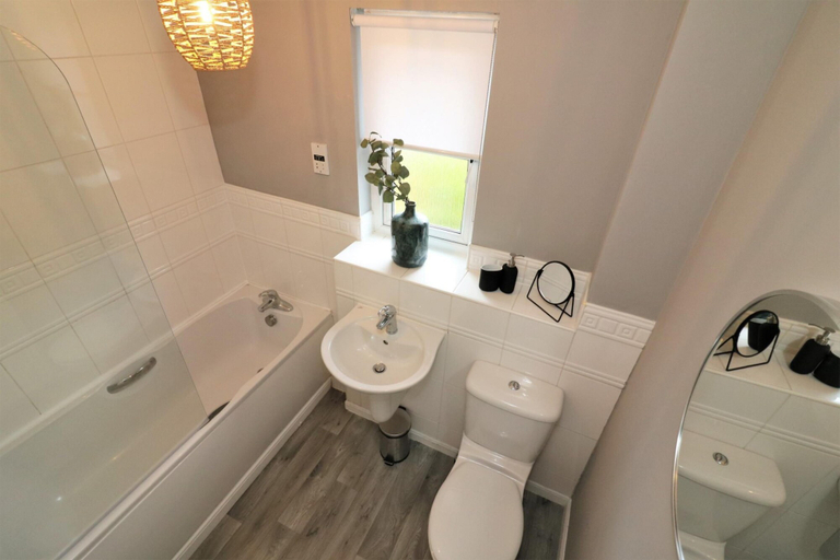 Bathroom 3, Carnbroe House - Carnbroe, North Lanarkshire