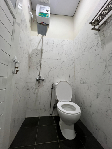 Bathroom 5, Tuwin Guest House Syariah, Bantul