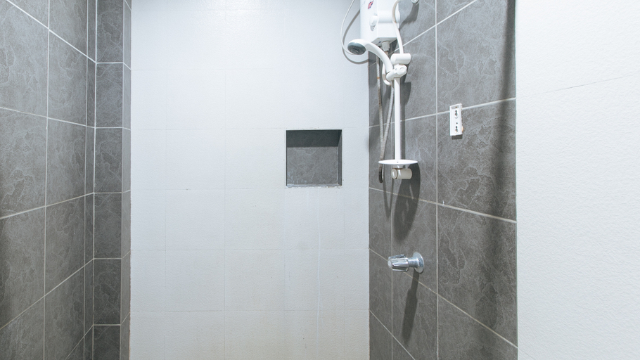 Bathroom 5, RedDoorz near Angeles University Foundation, Angeles City