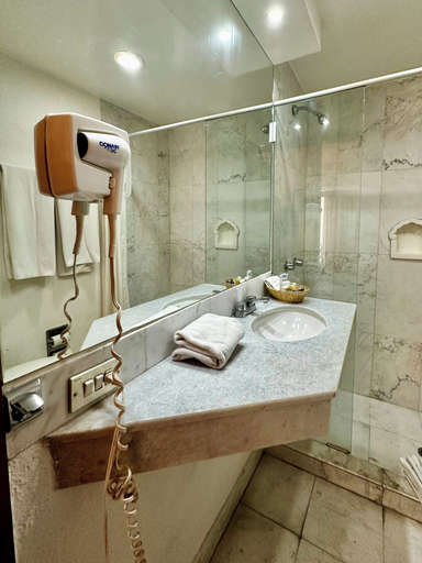 Bathroom 4, Hotel De Mendoza, Guadalajara