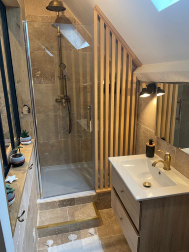 Bathroom 3, Villa O bedroom 1, Nièvre