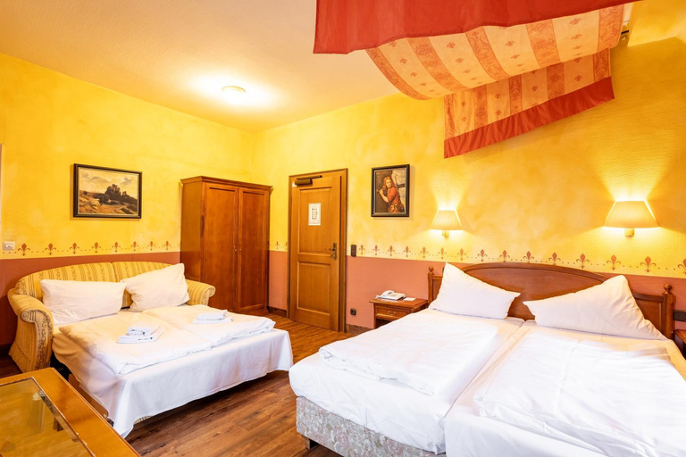 Bedroom 2, Burghotel Staufenberg, Gießen