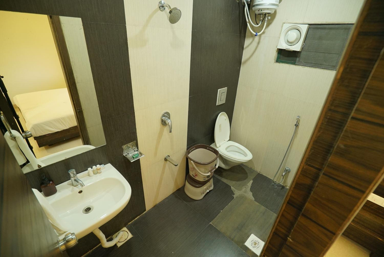 Bathroom 5, HOTEL VARAY EXPRESS, Ujjain