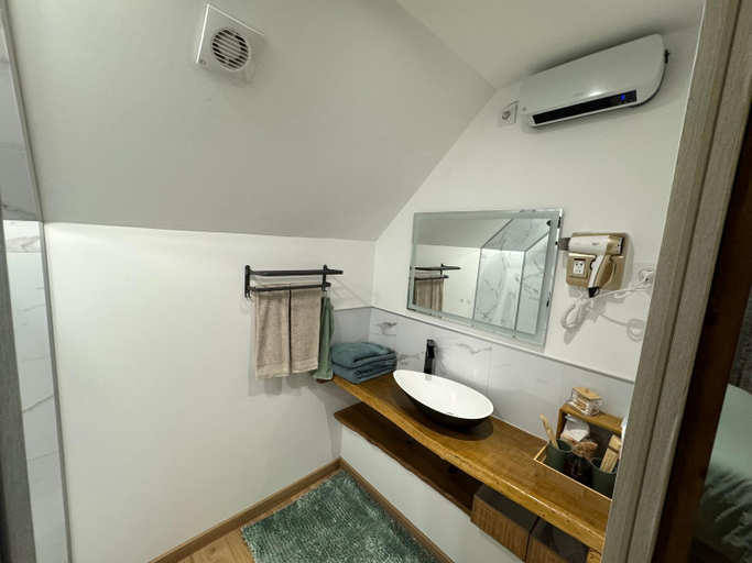Bathroom 3, La Tour Carree, Jura