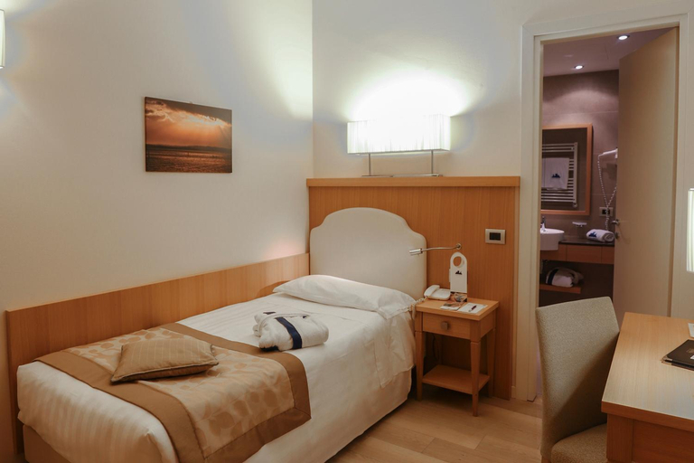 Bedroom 3, Hotel Sirmione, Brescia