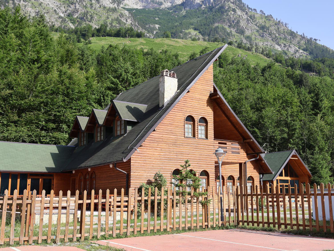 Exterior 3