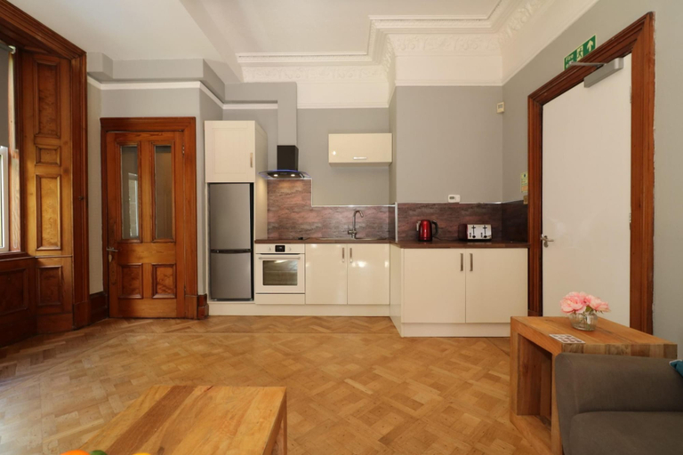 Room 4, Linden House Flat 1 - Airdrie, North Lanarkshire