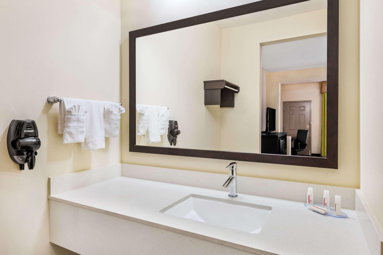 Bathroom 3, Days Inn & Suites by Wyndham Katy, Houston