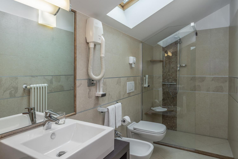 Bathroom 2, Albergo Tuenno, Trento