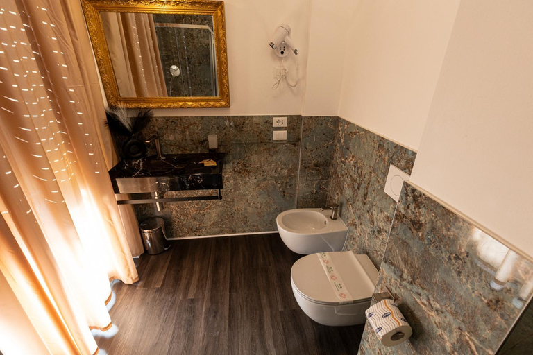 Bathroom 2, Amy Rooms, Ravenna