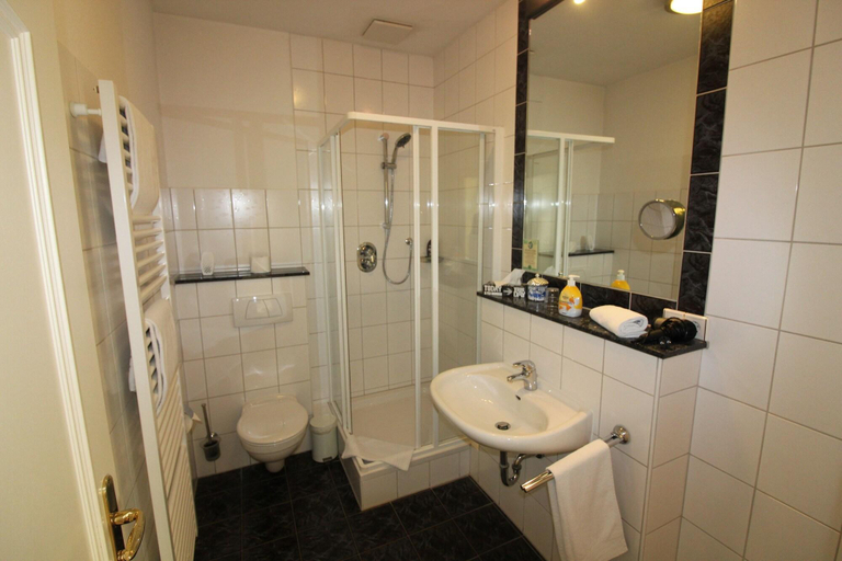 Bathroom 5, Hotel - Restaurant Franziskaner am Markt, Cloppenburg
