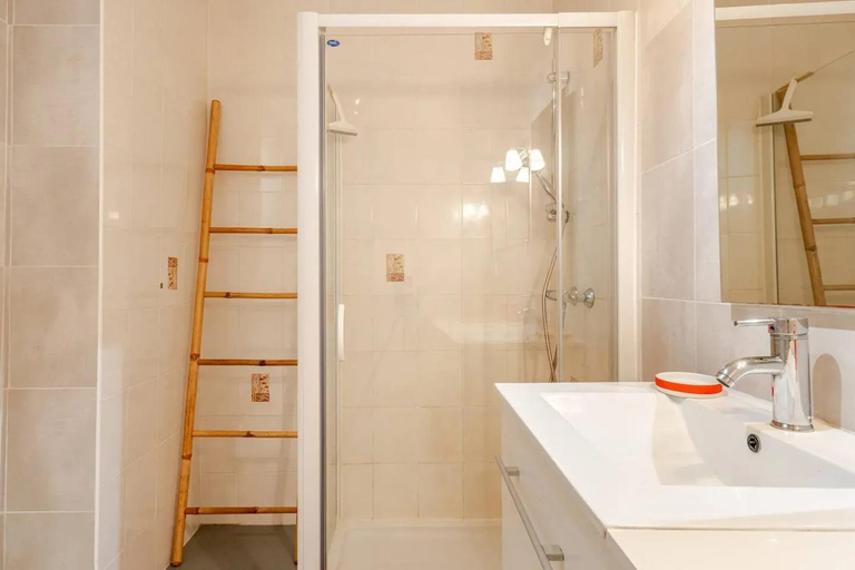 Bathroom 2, Maison conviviale avec cheminee a Hauts-de-Bienne, Jura