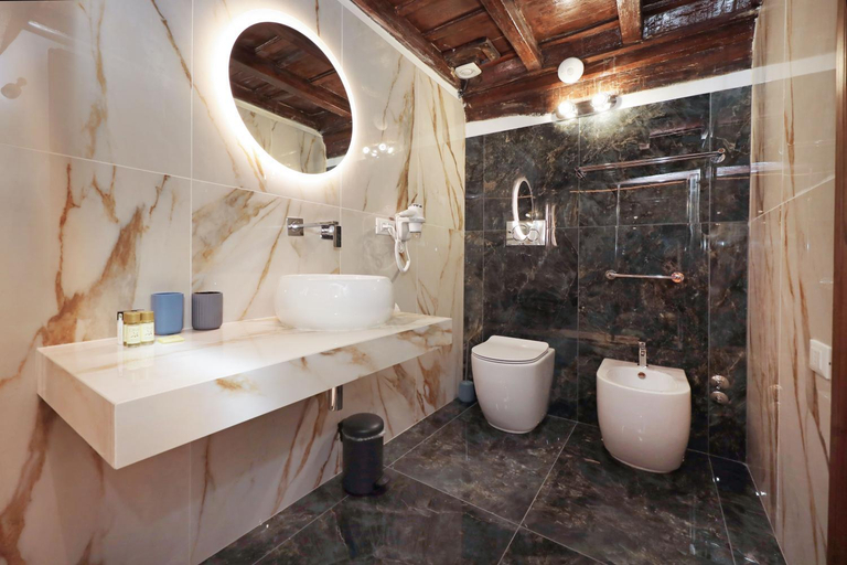 Bathroom 3, Golden Pantheon Rooms, Rome