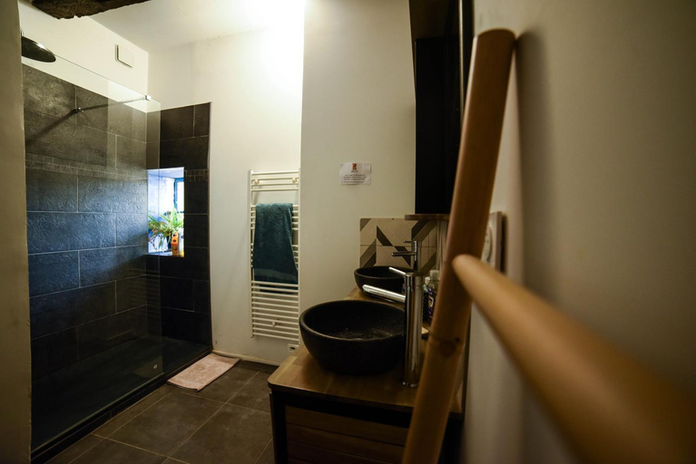 Bathroom 1, Amani Hostel, Gironde