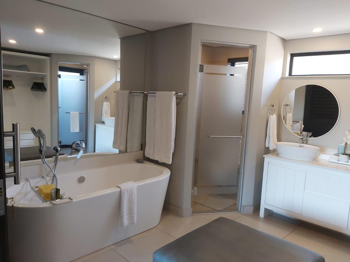 Bathroom 4, Bakubung Villas, Bojanala