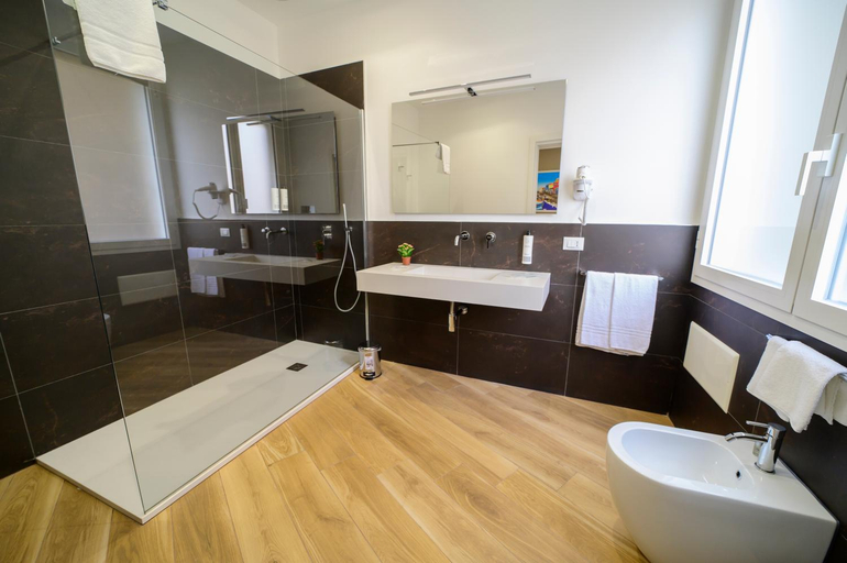 Bathroom, B&B Maqueda - Room & Suite, Palermo