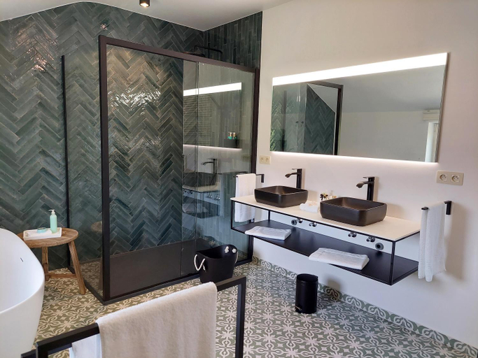 Bathroom 3, Cha Cha de Loup-Bed and Breakfast-Vakantiewoning- Verwarmd binnenzwembad en groot zonneterras in de , Luxembourg