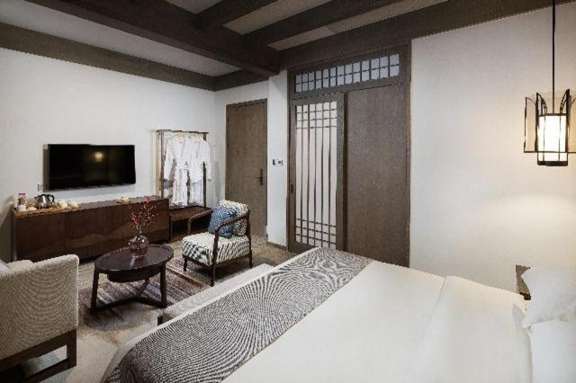 Bedroom 2, Blossom Hill Yuejingzhuang Hotel, Jiaxing