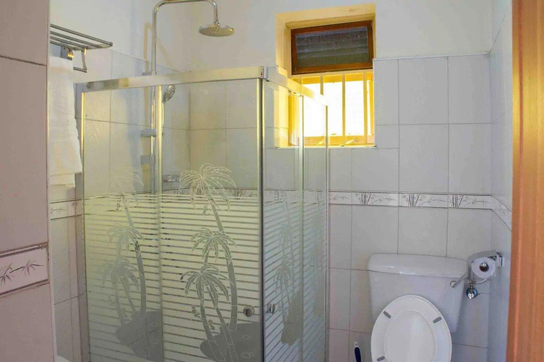 Bathroom 3, 7 Eleven Hotel, Ngora