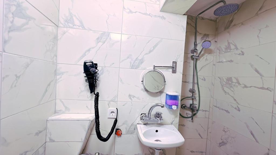 Bathroom 5, Taksim Centre Hotel, Beyoğlu