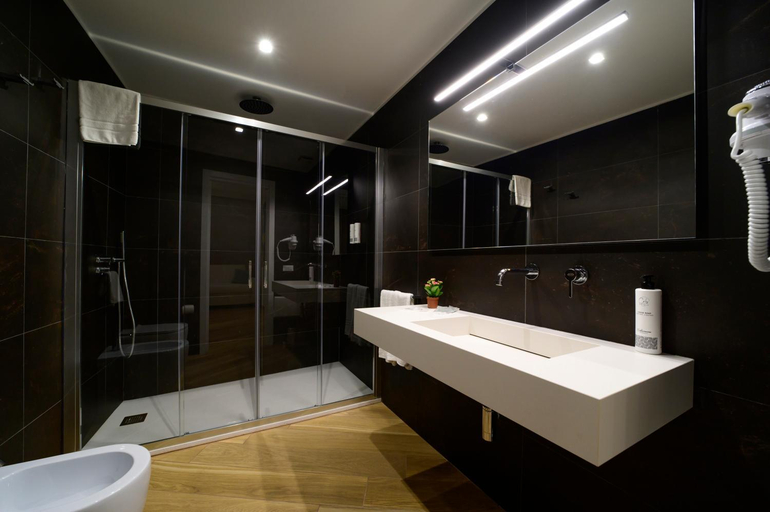 Bathroom 4, B&B Maqueda - Room & Suite, Palermo