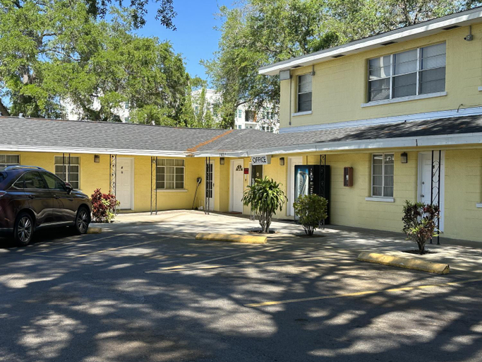 Public Area, Kentucky Motel, Manatee