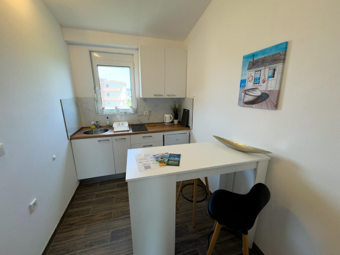 Others 4, Adla Apartmani