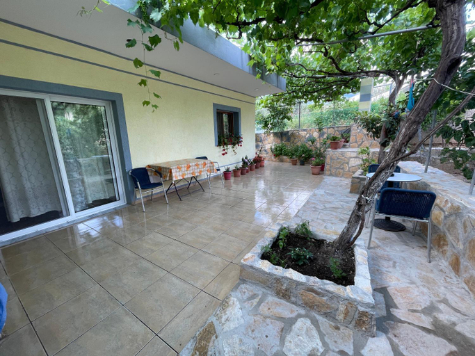 Others 3, Yllis Rooms, Vlorës