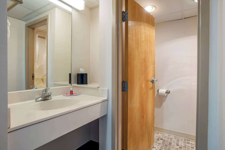 Bathroom 3, Econo Lodge Inn & Suites Rehoboth Beach, Sussex