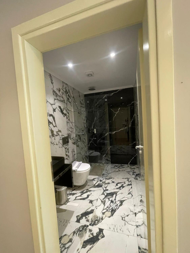 Bathroom 5, Hotel Denoel, Sarandës