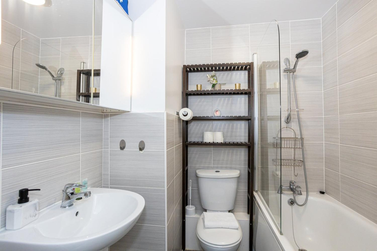 Bathroom, GuestReady - Modern stay in Bispham House, Sefton
