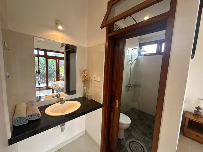 Bathroom 3, Naeera Guest House, Gianyar