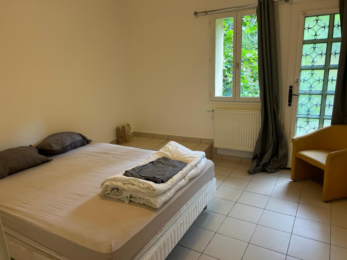 Bedroom 2, Maison de ville arboree avec cachet, Hauts-de-Seine