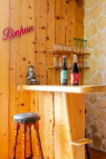 Food & Drinks, Maison conviviale avec cheminee a Hauts-de-Bienne, Jura