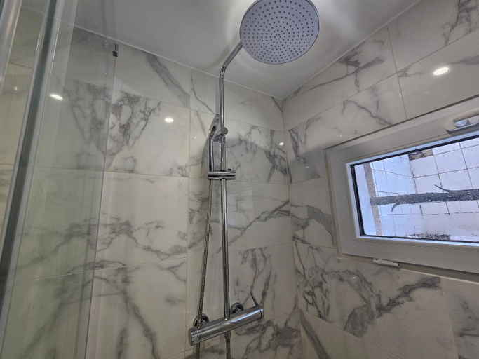 Bathroom 3, Salons Chennevieres 2 Chambres au Coeur de Conflans, Yvelines