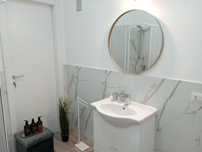 Bathroom 2, NIU Rooms, Oristano
