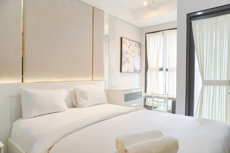 Bedroom 2, Modern Look and Nice Studio Transpark Bintaro Apartment By Travelio, South Tangerang
