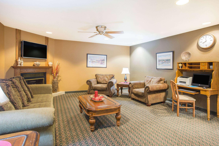 Public Area 2, Ramada by Wyndham Spirit Lake/Okoboji, Dickinson